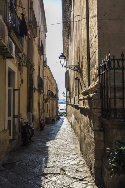 Straat van de oude binnenstad van Syracuse, Sicilië, Italië — Stockfoto