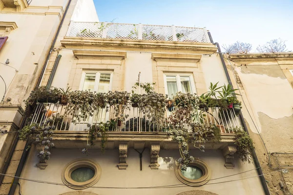 Balkon staré klasické budovy v Siracusa, Sicílie, Itálie — Stock fotografie