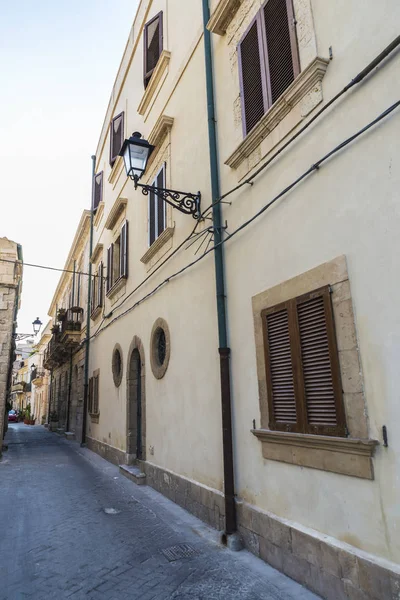 Calle del casco antiguo de Siracusa, Sicilia, Italia — Foto de Stock