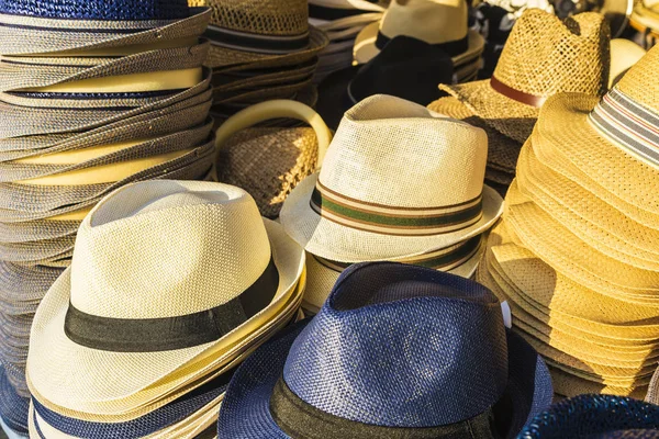 Panama hatt i en souvenirbutik i en loppmarknad — Stockfoto