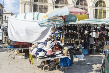 Satıcı bir Hediyelik eşya dükkanında Siracusa, Sicilya, İtalya