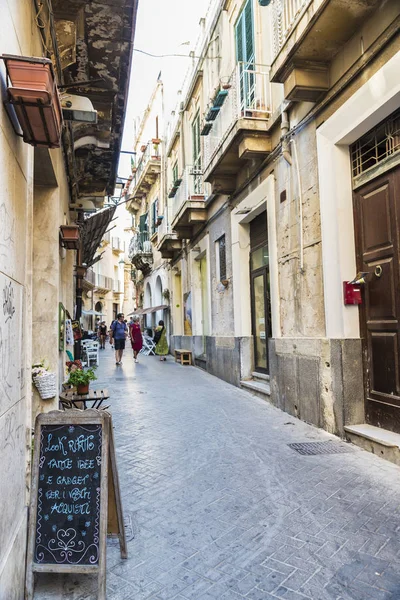 Straat van de oude binnenstad van Syracuse, Sicilië, Italië — Stockfoto