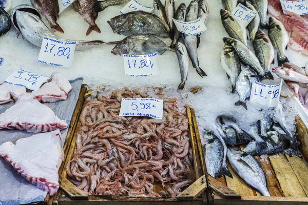 एक बाजार में मछली और समुद्री भोजन की दुकान — स्टॉक फ़ोटो, इमेज