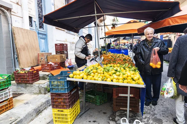 Mercado de agricultores en una calle de Atenas, Grecia — Foto de Stock