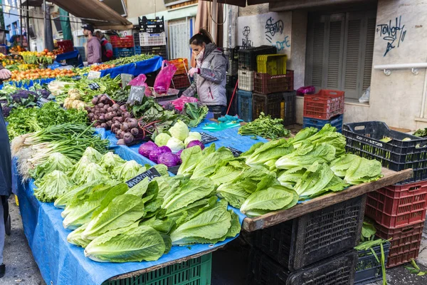Mercado de agricultores en una calle de Atenas, Grecia — Foto de Stock