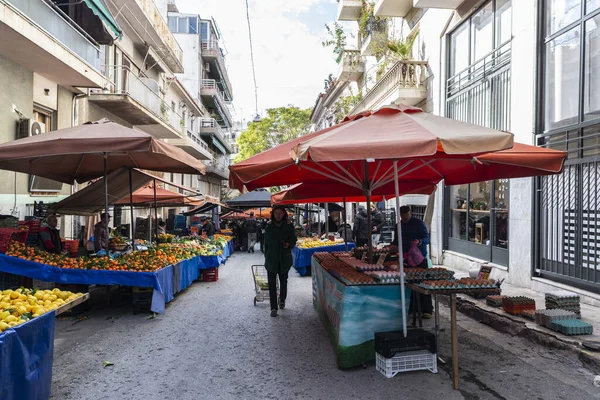 Mercado de agricultores en una calle de Atenas, Grecia — Foto de Stock