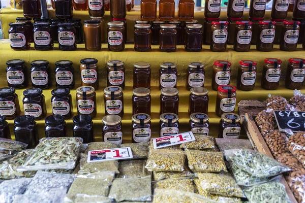 Honingstand op een boerenmarkt in Athene, Griekenland — Stockfoto