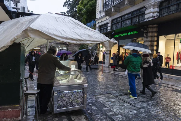 Rua comercial com lojas de roupas em Atenas, Grécia — Fotografia de Stock