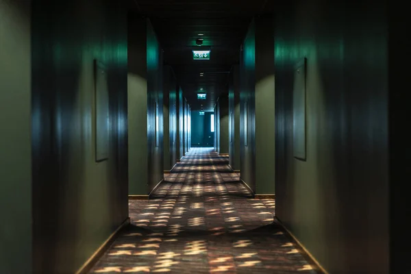 Corredor escuro com luz na extremidade dentro de um edifício — Fotografia de Stock