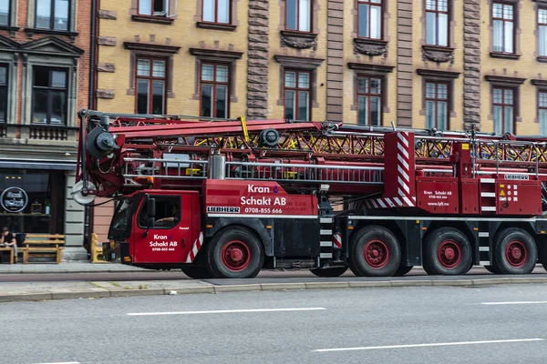 Pesada grúa móvil de la marca Liebherr en Malmo, Suecia — Foto de Stock