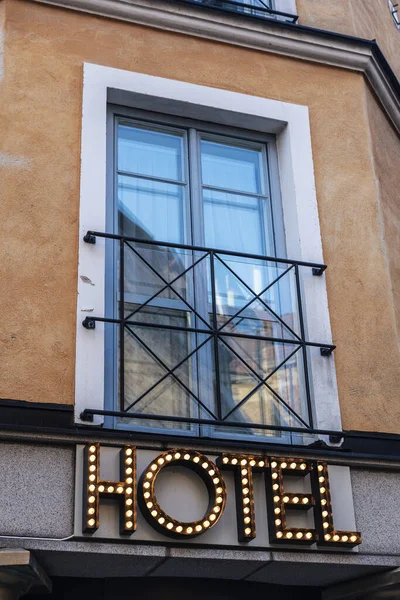 Hotel znak oświetlony w Malmö, Szwecja — Zdjęcie stockowe