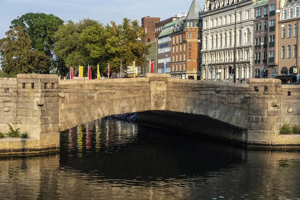 Puente viejo sobre un canal en Malmo, Suecia — Foto de Stock