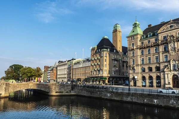 Puente viejo sobre un canal en Malmo, Suecia — Foto de Stock