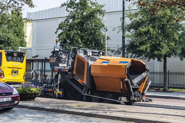 İsveç, Malmö 'de bir sokakta asfalt makinesi. — Stok fotoğraf