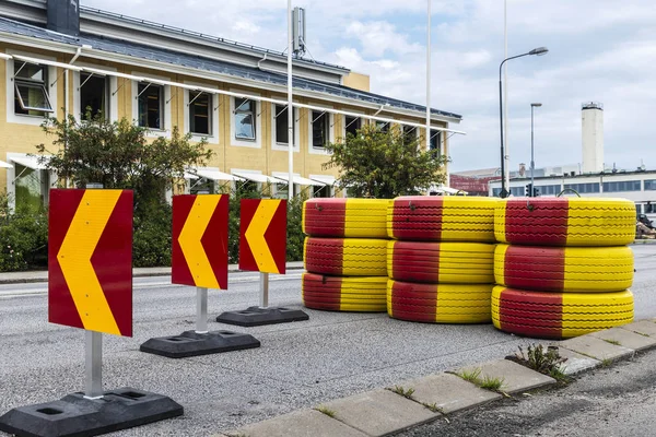 Señales de tráfico y neumáticos en Malmo, Suecia — Foto de Stock