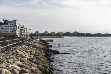 İsveç 'in Malmö şehrinde Baltık Denizi kıyısında gezinti 