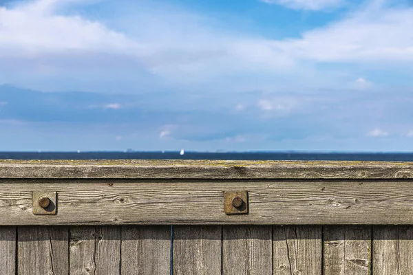 Houten reling voor de Oostzee in Malmö, Zweden — Stockfoto