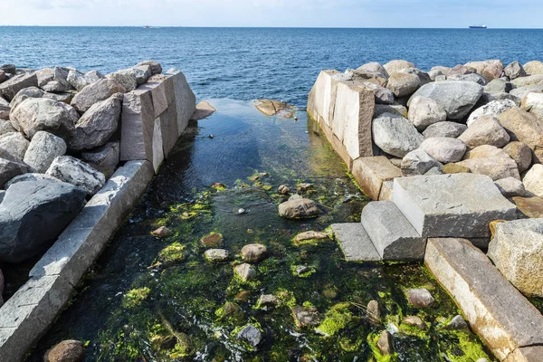 İsveç, Malmö 'de Baltık Denizi' nin kıyısındaki bir hendek. — Stok fotoğraf