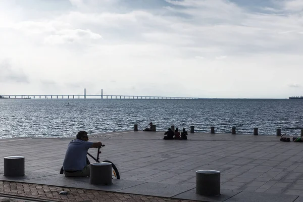 People sunbathing on the promenade in Malmo, Sweden — Stock Photo, Image