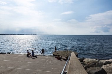 İnsanlar Malmö, İsveç 'te güneşleniyor. 