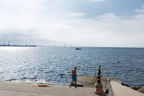 Personas tomando el sol en el paseo marítimo de Malmo, Suecia —  Fotos de Stock