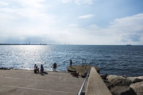 Personas tomando el sol en el paseo marítimo de Malmo, Suecia — Foto de Stock