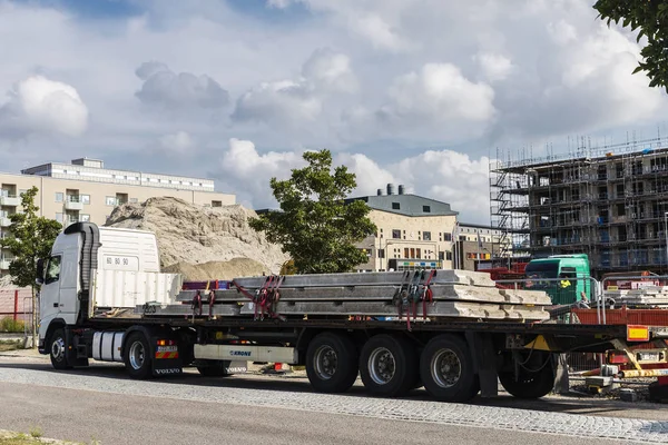 Caminhão carregado com vigas de concreto em Malmo, Suecia — Fotografia de Stock