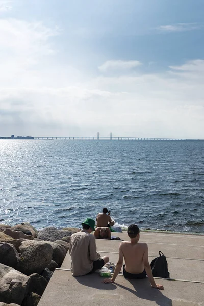 Personas tomando el sol en el paseo marítimo de Malmo, Suecia —  Fotos de Stock