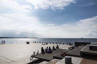 İnsanlar Malmö, İsveç 'te güneşleniyor. 
