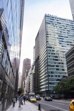 Manhattan, New York Ci insanlar ve gökdelenler ile Sokak