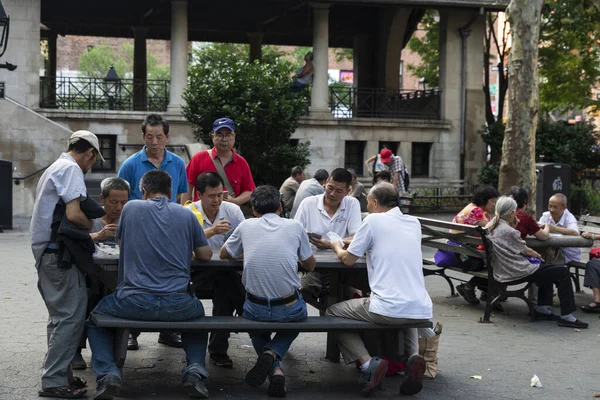 Hombres chinos jugando a los juegos de cartas en Nueva York, Estados Unidos — Foto de Stock