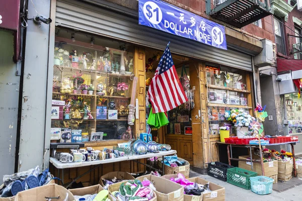 Tienda de un dólar y una tienda de recuerdos en Nueva York, Estados Unidos — Foto de Stock