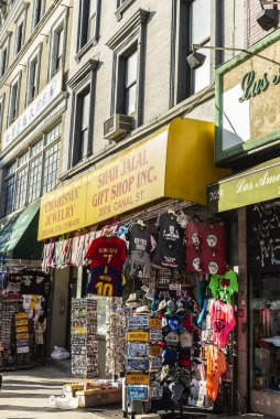 New York City, Usa 'da hediyelik eşya dükkanları olan bir cadde.