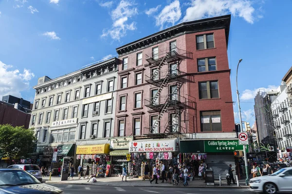 Calle con muchas tiendas en Nueva York, Estados Unidos — Foto de Stock