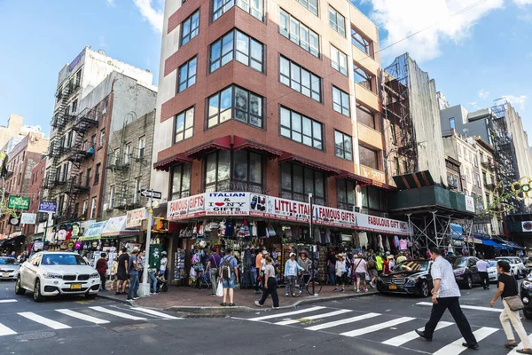 Straat met veel winkels in New York City, Usa — Stockfoto