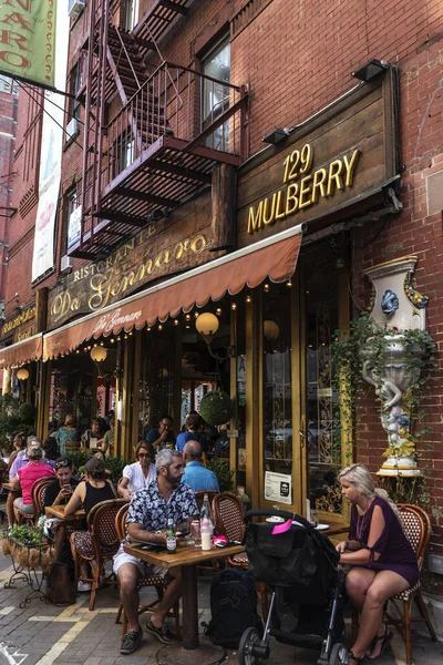 Calle con muchos restaurantes en Nueva York, Estados Unidos —  Fotos de Stock