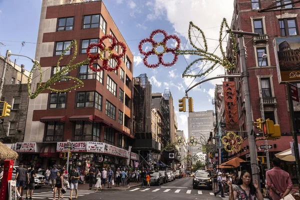 Straat met veel restaurants en winkels in New York City, Usa — Stockfoto