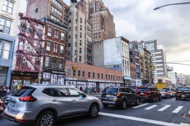 Manhattan, New York City, Usa 'da bir araba karavanı olan bir cadde.