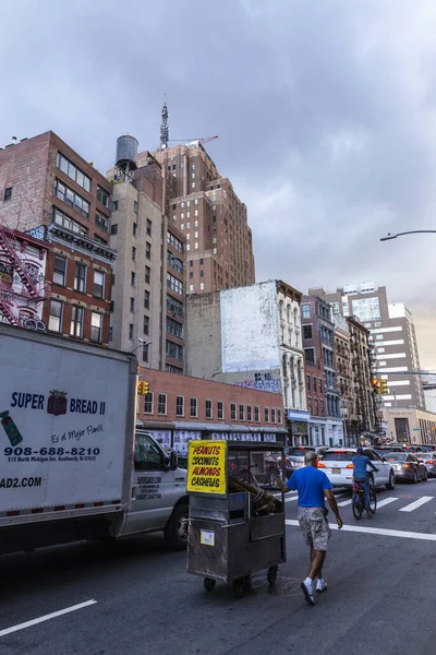 Manhattan, New York City, ABD'de kamyonla yemek taşıyan adam