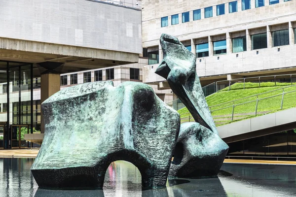 Sculpture of Henry Moore in Manhattan, New York City, USA — Stock Photo, Image