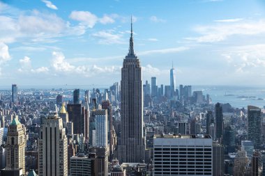 Manhattan 'ın modern gökdelenlerinin gökdelenlerinin gökyüzü manzarası yükseldi. Empire State Binası New York City, Usa' daki Top of the Rock 'tan.