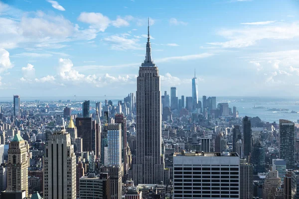 Manhattan Modern Gökdelenlerinin Gökdelenlerinin Gökyüzü Manzarası Yükseldi Empire State Binası — Stok fotoğraf