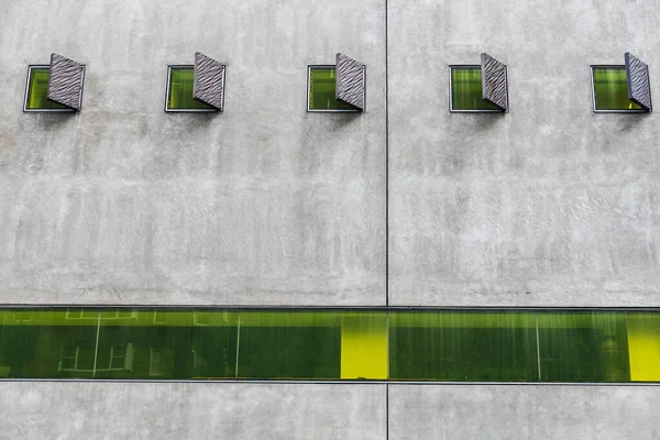 Cinco Ventanas Abren Sobre Fachada Hormigón Edificio Como Fondo Abstracto — Foto de Stock