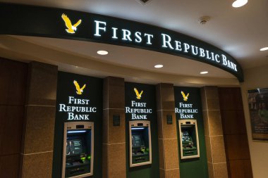 New York City, Usa - 3 Ağustos 2018: First Republic Bank 'ın Manhattan, New York City, Usa' daki şubesindeki üç ATM
