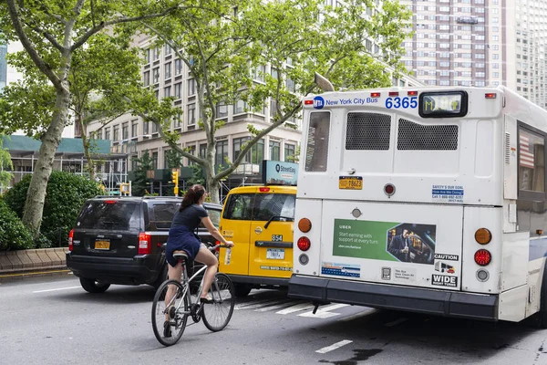 Nueva York Estados Unidos Agosto 2018 Mujer Ciclista Entre Tráfico — Foto de Stock