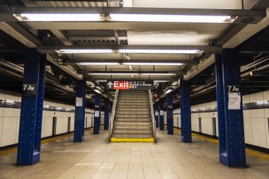 New York 'un 7. caddesindeki metro istasyonunda kimse yok.
