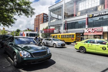 New York City, Usa - 3 Ağustos 2018: Harlem, Manhattan, New York City, Usa 'da trafik ve çevresindeki insanlar