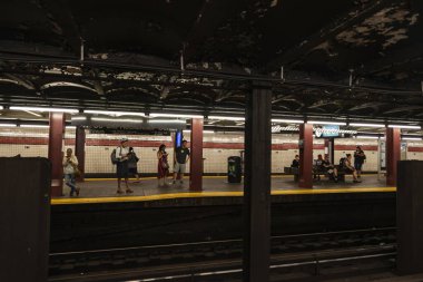 New York City, Usa - 4 Ağustos 2018: İnsanlar New York 'taki Rockefeller Center metro istasyonunda tren bekliyor.