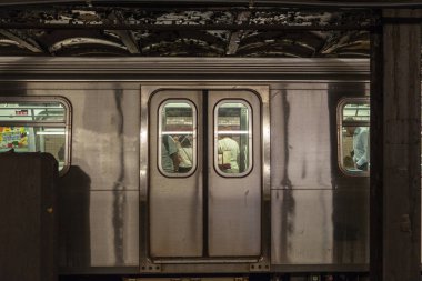 New York City, Usa - 4 Ağustos 2018: New York City, Usa 'da bir metro istasyonunda insanlar tarafından durduruldu