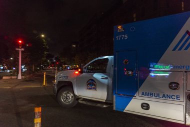 New York City, Usa - 4 Ağustos 2018: New York ambulansı gece yarısı Harlem, Manhattan, New York City, Usa 'da bir caddede yol alır.